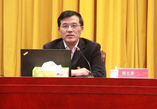 胡以华教授作题为《目标微动特征相干激光探测识别问题》的技术讲座